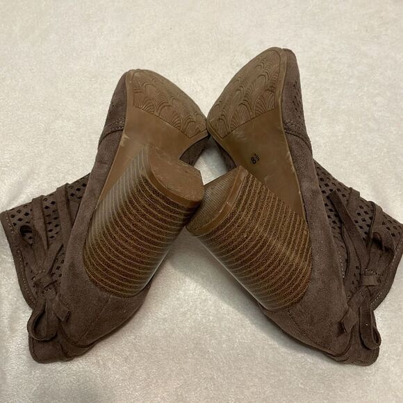 Altar’d State- “Hanover” Neutral Peep Toe Zip Perforated Booties- Size 8.5 - Picture 9 of 11